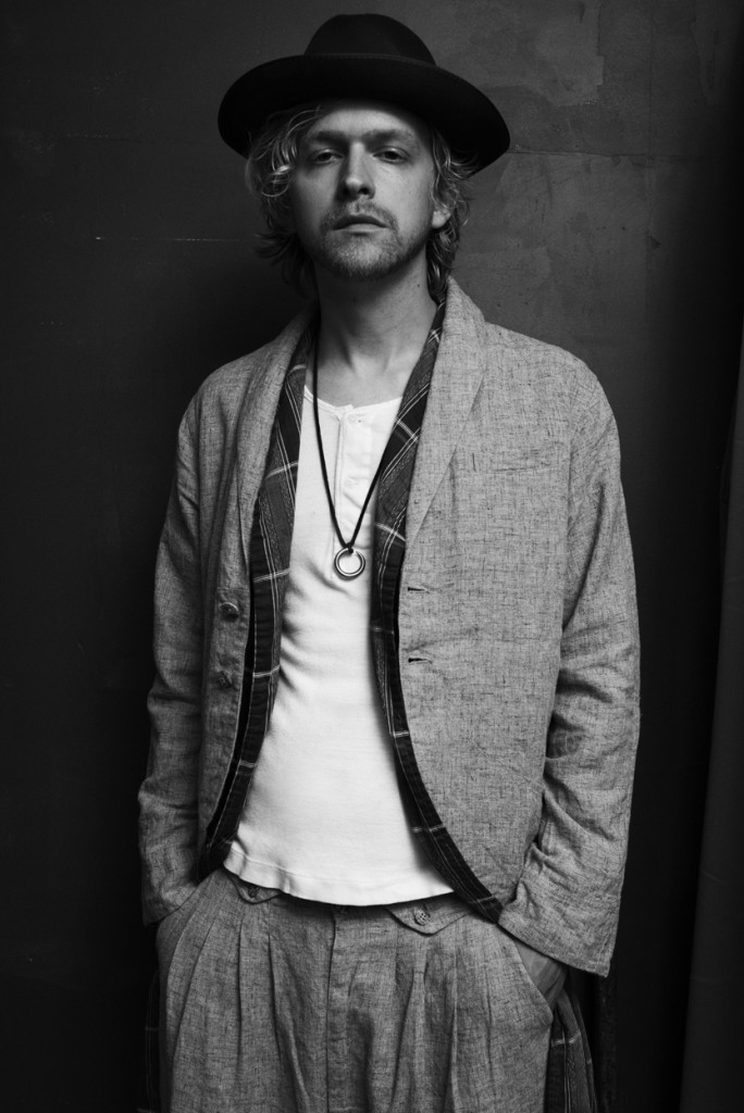 Shawl-Collar Jacket × 4tuck Linen Pants